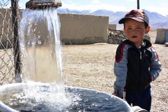 Kind am Brunnen in Tadschikistan