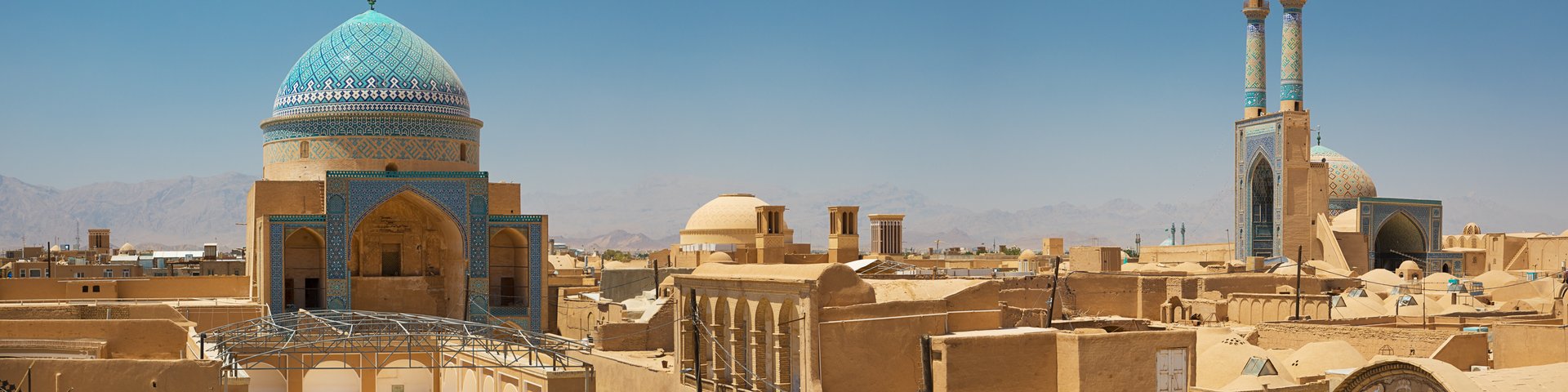 Blick auf über die Dächer von Yazd hin zur Moschee