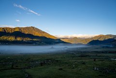 Morgennebel über dem Tal von Phobjikha in Bhutan