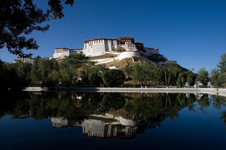 Spiegelnder Potala-Palast in Lhasa