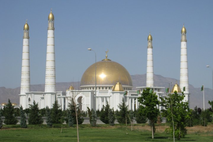 Blick auf Turkmenbashy Ruhy Moschee mit vier Minaretten