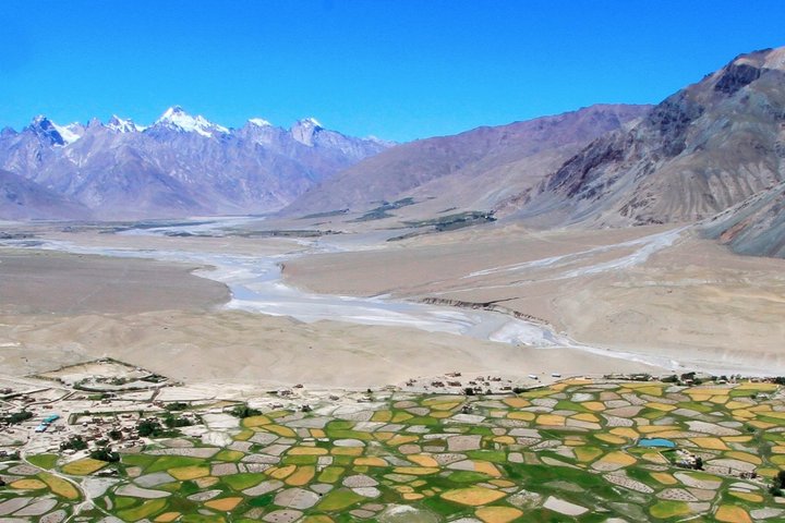 Wunderschöne Landschaft der bestellten Felder im Zanskar - Ladakh