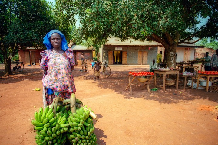 Frau mit Bananen in Kampala Uganda. 