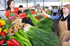 Marktstand mit viel Gemüse und Obst auf dem Basar in Kirgistan
