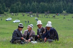 Kirgisische Nomaden sitzen zusammen