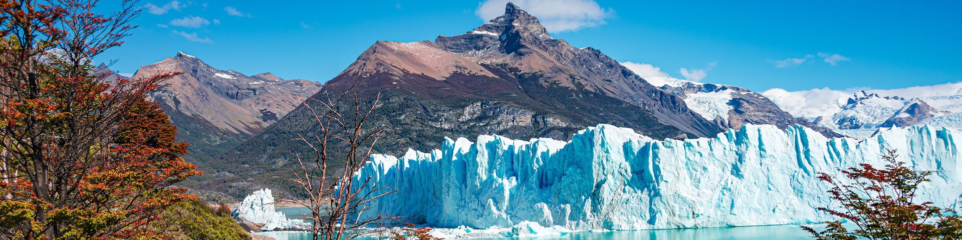 Perito Moreno Gletscher mit See im Vordergrund und Bergen im Hintergrund