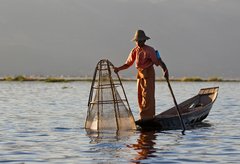 Traditioneller Fischfang von einem Einheimischen auf dem Inle See