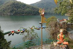 Boote und Hindustatue am Phewa-See in Pokhara