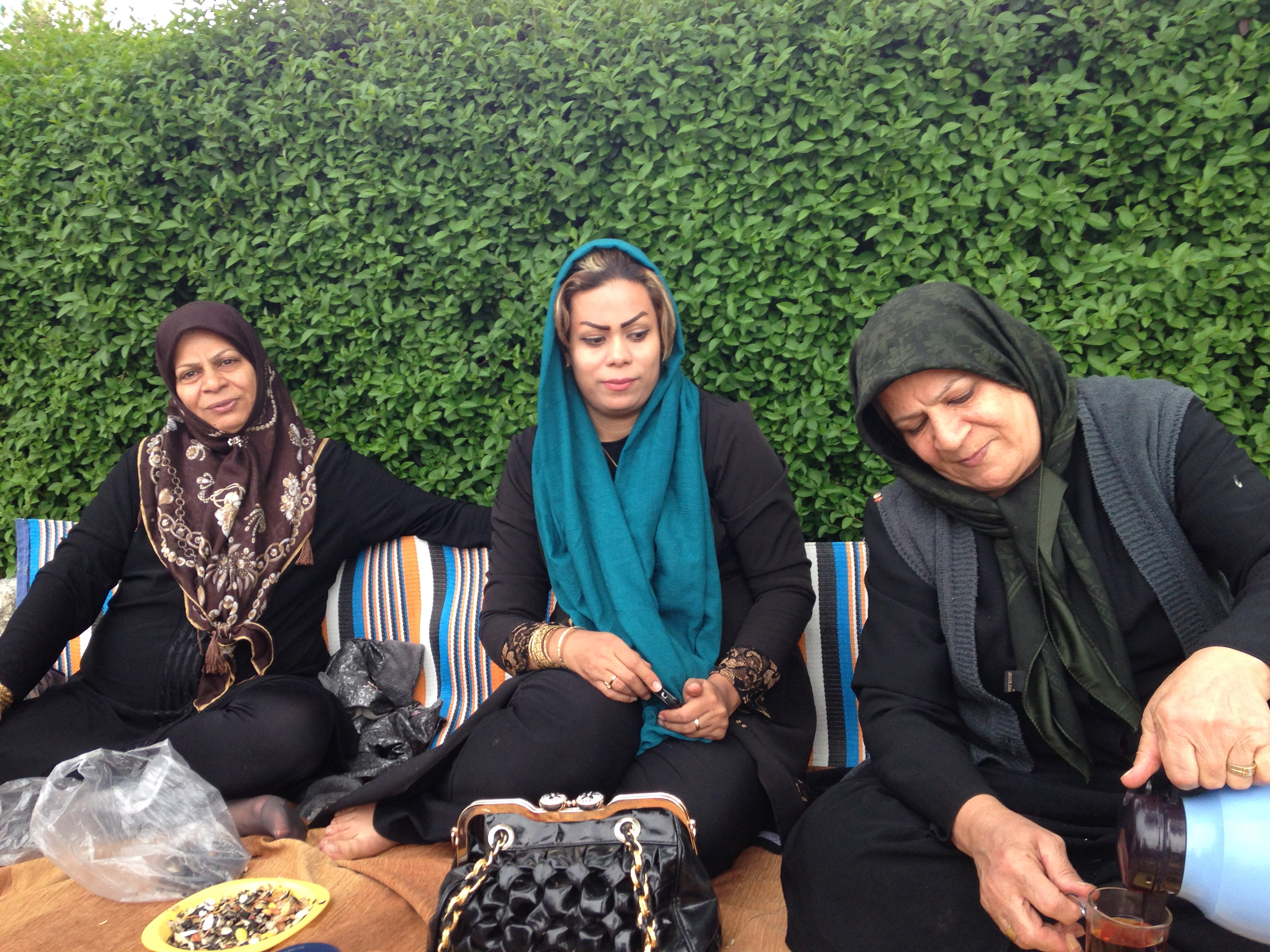 Drei iranische Frauen sitzen zusammen