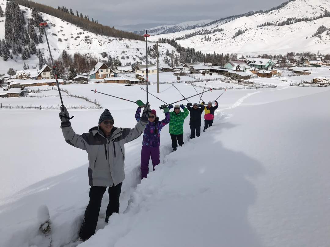 Schneeschuhwandergruppe in Kirgistan