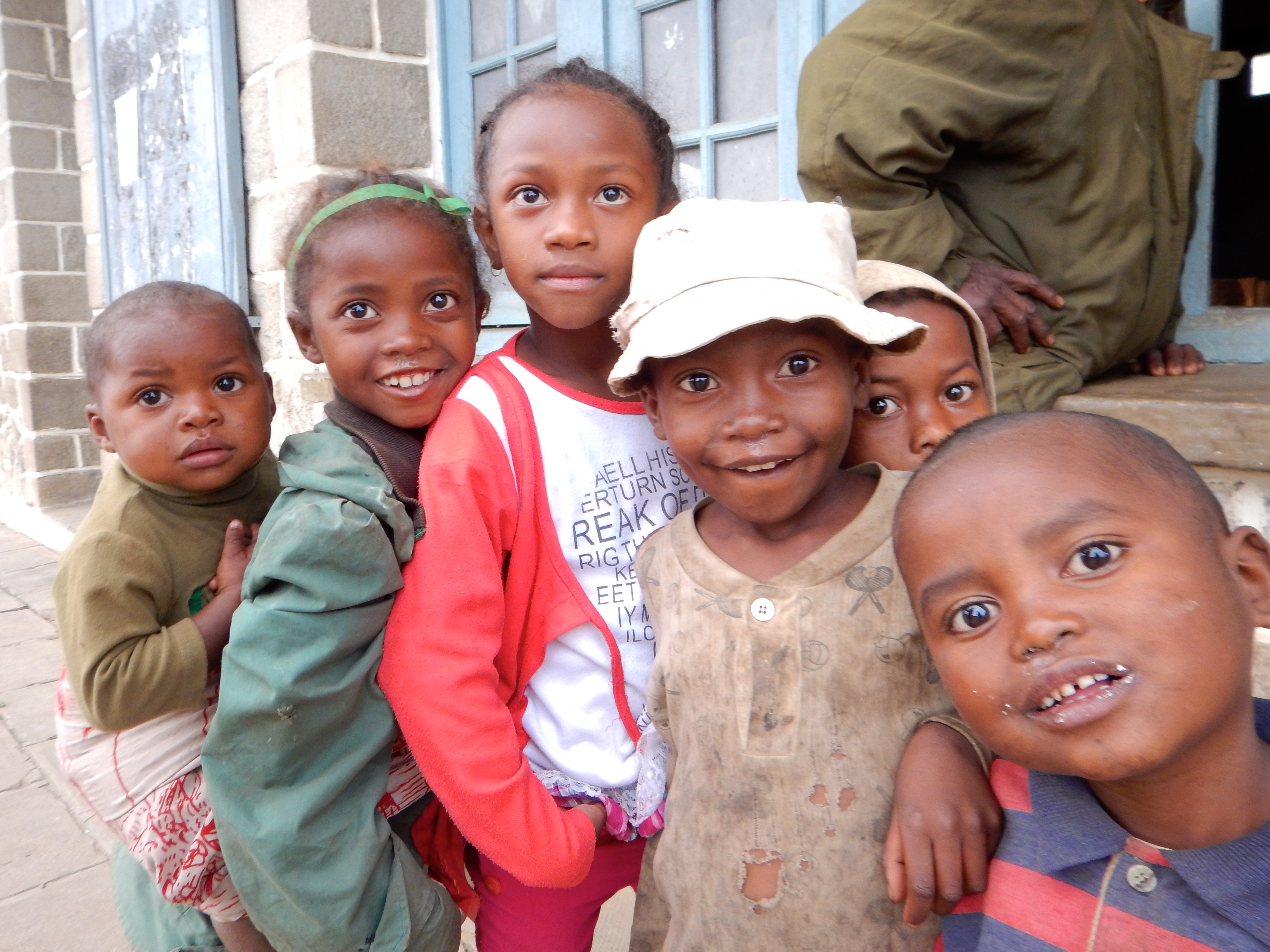 Mädchen und Jungen blicken in die Kamera auf Madagaskar