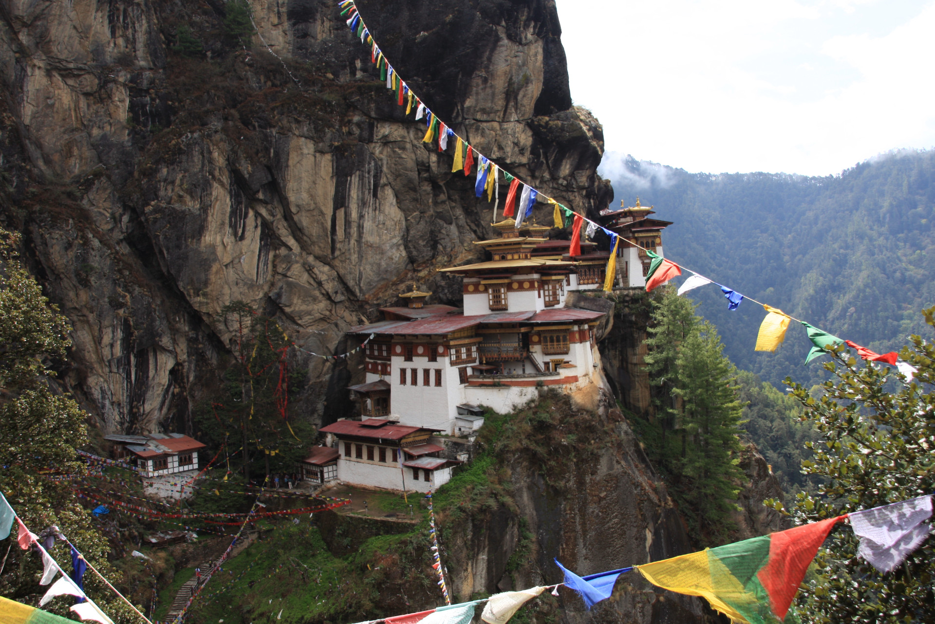 Blick auf Gebetsfahnen und das Tigernest Kloster in Bhutan
