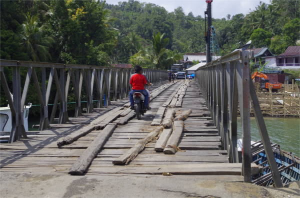 Der Verkehrsweg nach Sengkang führt über diese Brücke
