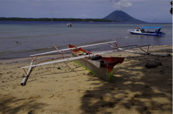 Typisches Auslegerboot am Strand des Siladen Resorts