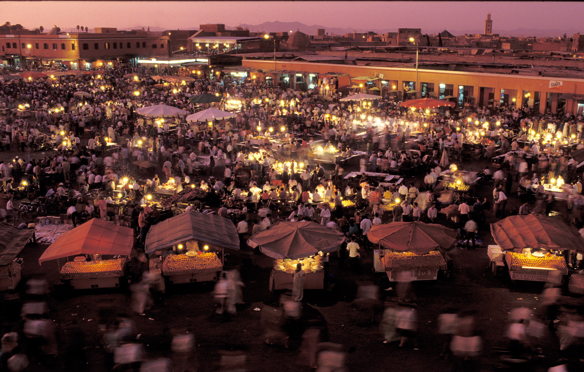 Blick auf den nächtlichen Platz Djemaa el-Fna in Marrakesch